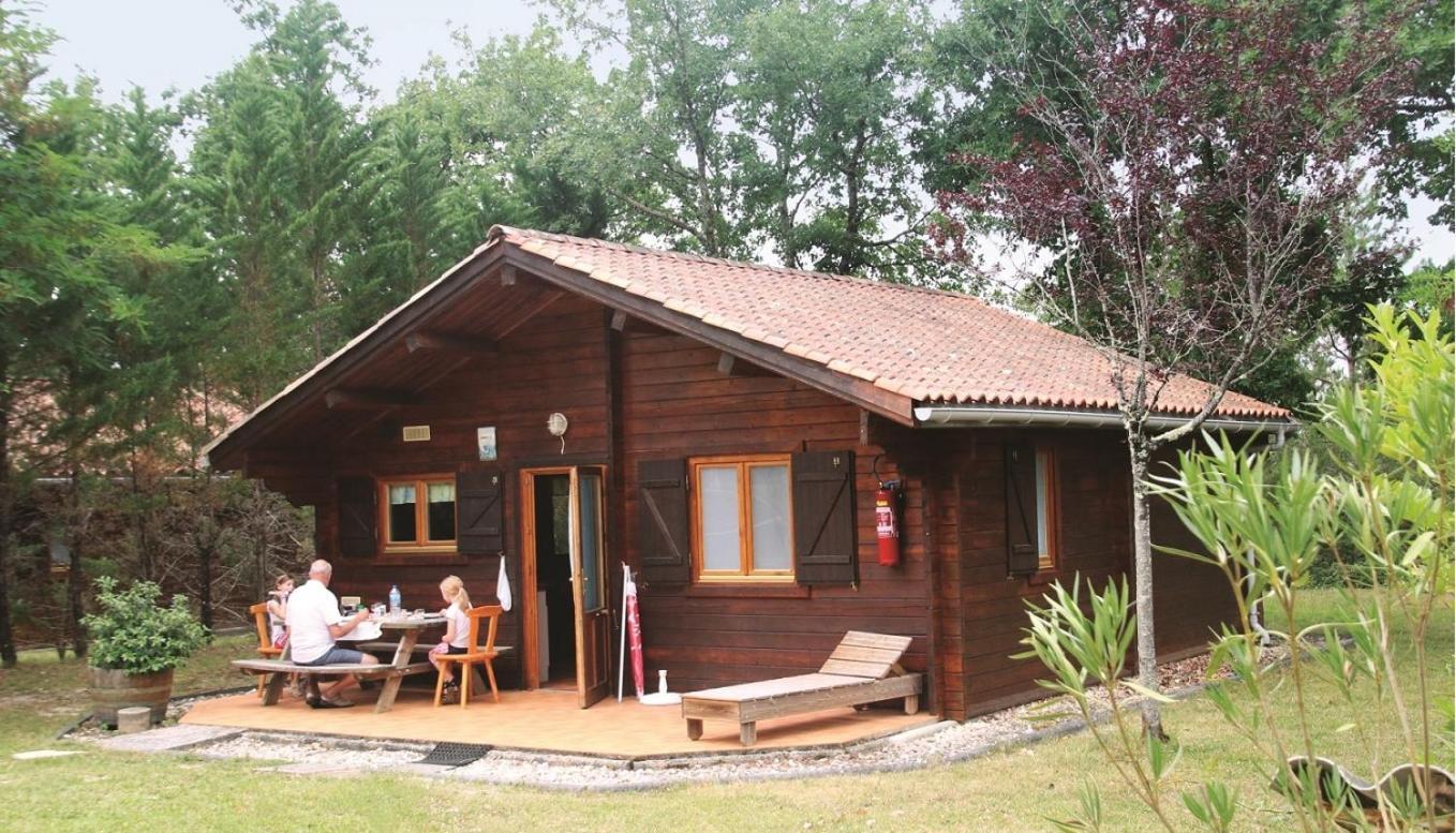 Camping Fontaine Du Roc Vendégház Devillac Kültér fotó