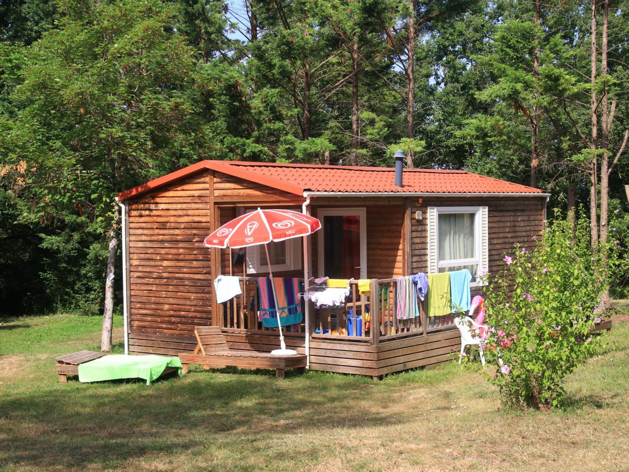 Camping Fontaine Du Roc Vendégház Devillac Kültér fotó