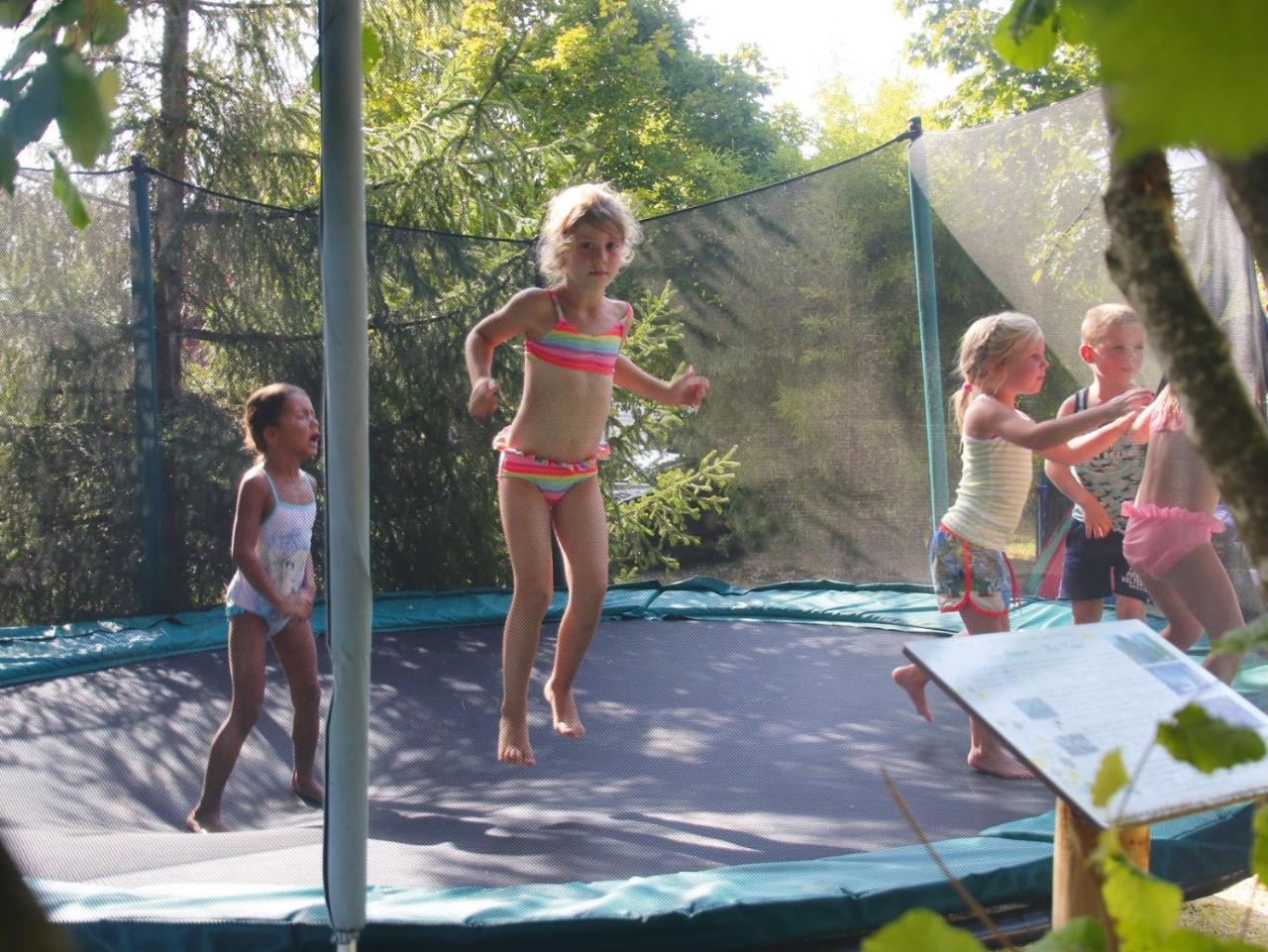 Camping Fontaine Du Roc Vendégház Devillac Kültér fotó