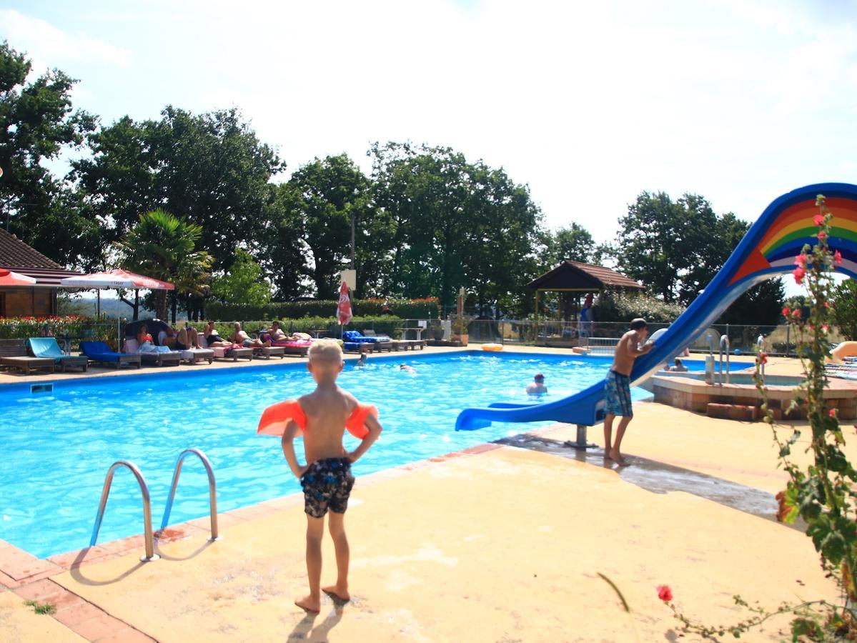 Camping Fontaine Du Roc Vendégház Devillac Kültér fotó