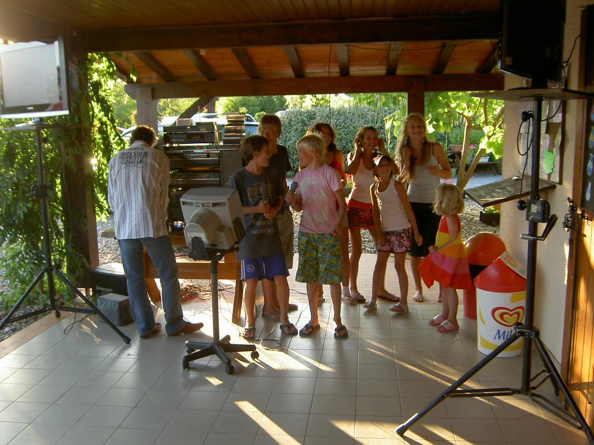 Camping Fontaine Du Roc Vendégház Devillac Kültér fotó