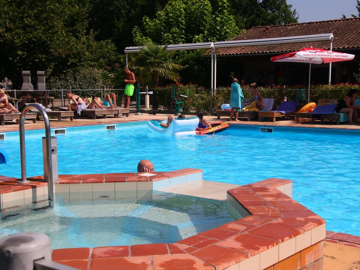 Camping Fontaine Du Roc Vendégház Devillac Kültér fotó